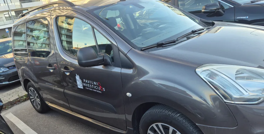 Reklama ant automobiliu